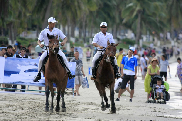 Beach equestrian festival held in S China