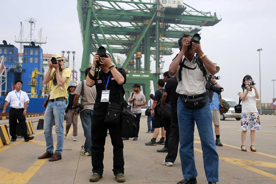 Foreign photographers enjoy China's unique sights