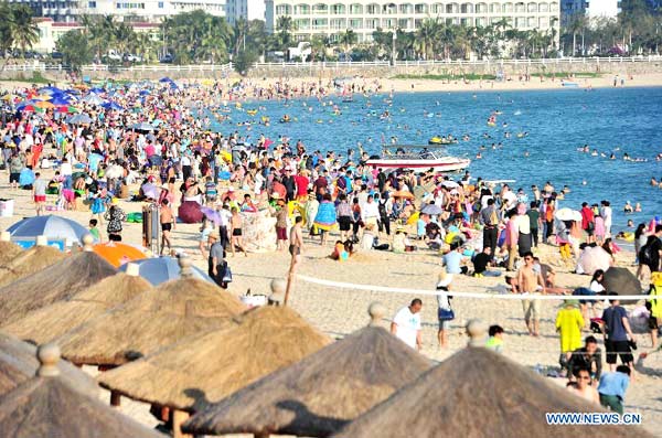 Tourists spend Spring Festival vacation in Sanya