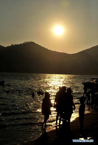 Tourists spend Spring Festival vacation in Sanya