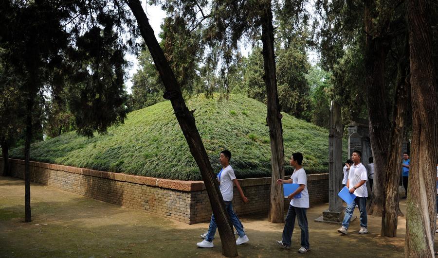 Tourists visit Tomb of Zhang Qian