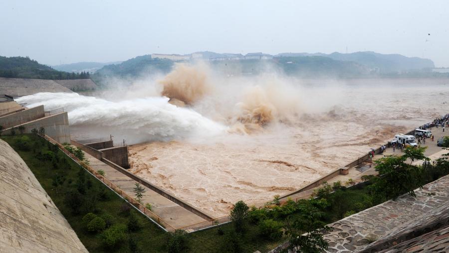 Reservoir water discharged to clear Yellow River sediment