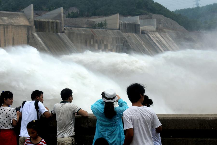 Reservoir water discharged to clear Yellow River sediment