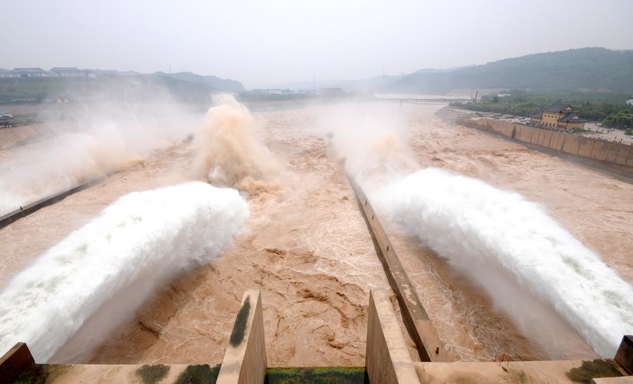 Reservoir water discharged to clear Yellow River sediment