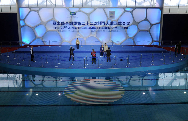 Visitors take a glimpse into the APEC banquet at the Water Cube