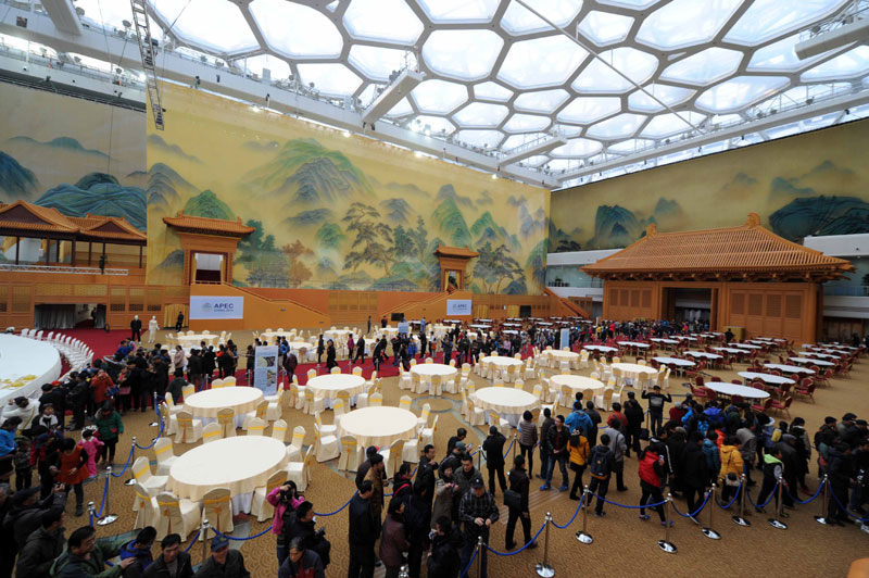 Visitors take a glimpse into the APEC banquet at the Water Cube