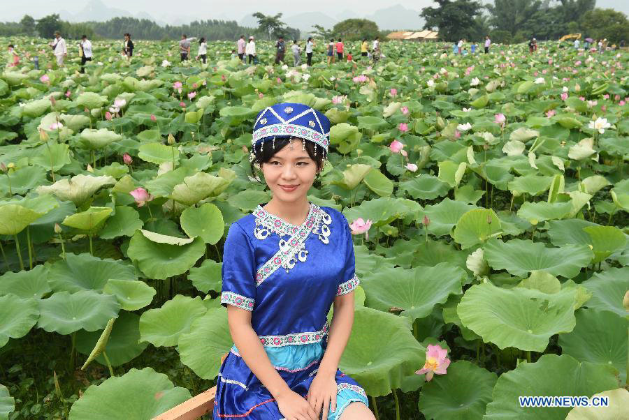 Lotus root industrial park attracts visitors in South China