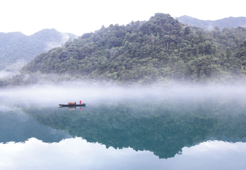 Tourists flock to newly recognized Dongjiang Lake