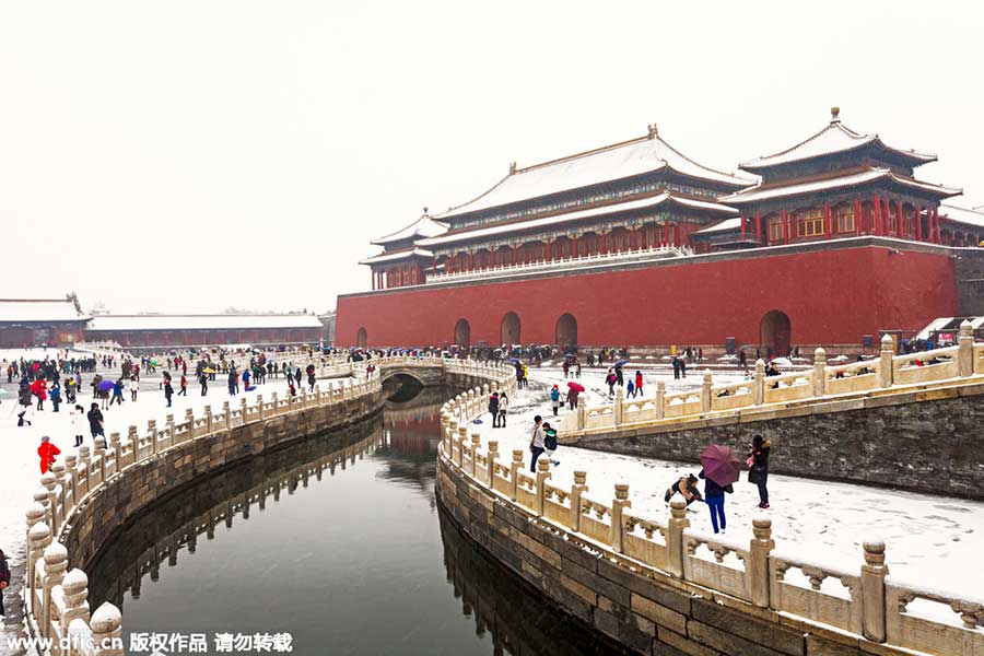 Shrouded in heavy snowfall, Palace Museum greets a good many visitors