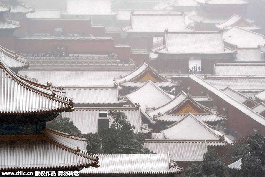 Shrouded in heavy snowfall, Palace Museum greets a good many visitors