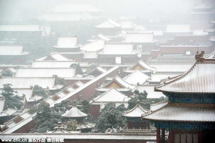 Shrouded in heavy snowfall, Palace Museum greets a good many visitors