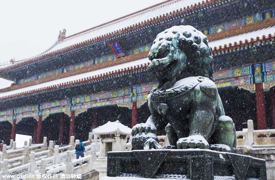 Shrouded in heavy snowfall, Palace Museum greets a good many visitors