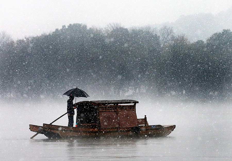 Hangzhou greets first snowfall of winter