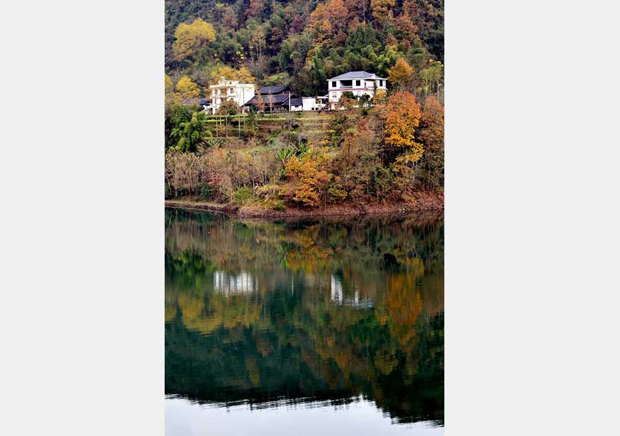Shuanglong Lake: Transparent as mirror