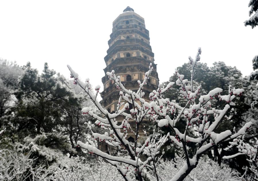 Snow scenery on Huqiu Mountain in Suzhou