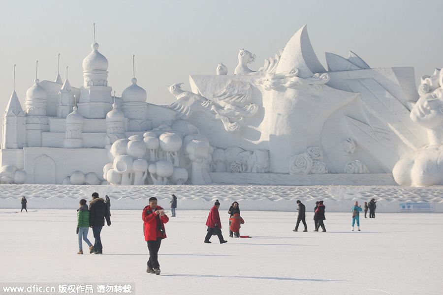 Spectacular Harbin snow sculptures draw holidaygoers