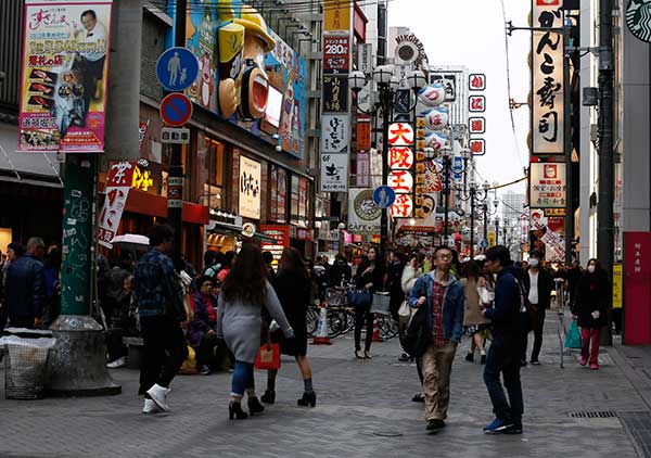 Chinese tourist wave splashes into Japan