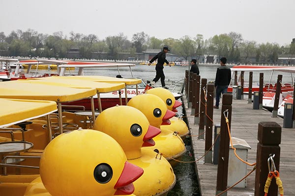 Springtime means boating at Beijing's Shichahai lake