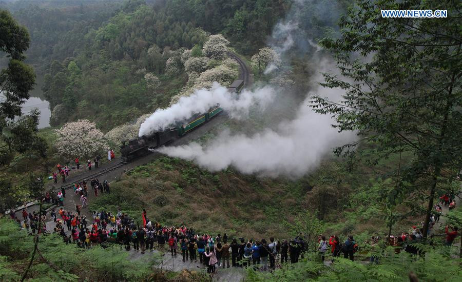 Steam train in Southwest China keeps operation, boosts tourism