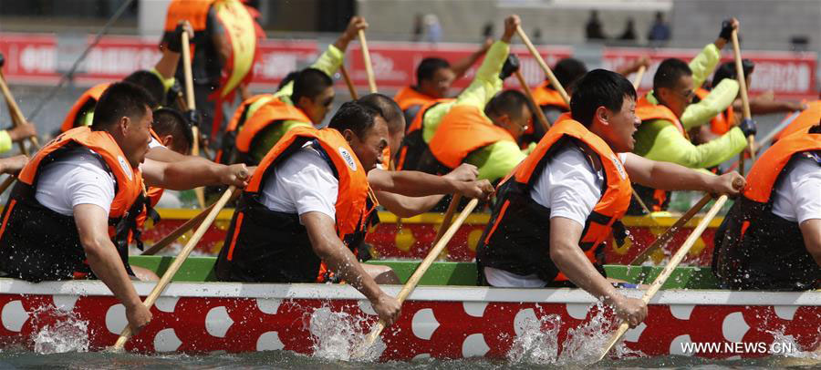 1st Xinjiang dragon boat contest kicks off