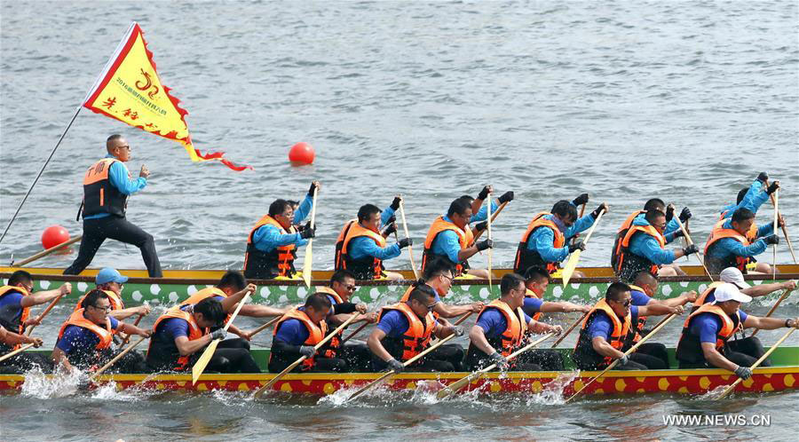 1st Xinjiang dragon boat contest kicks off