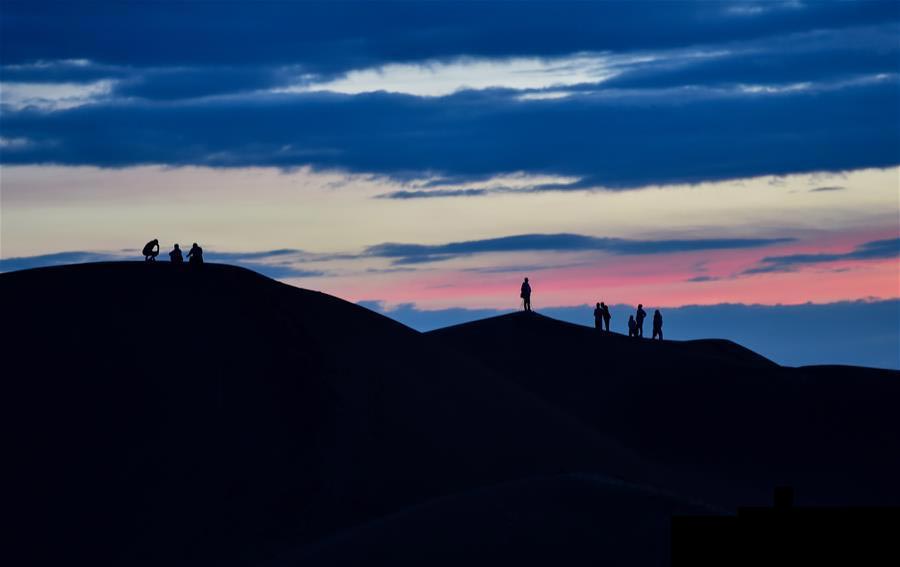 Whistling Dune Bay: Landmark for tourism industry of Inner Mongolia