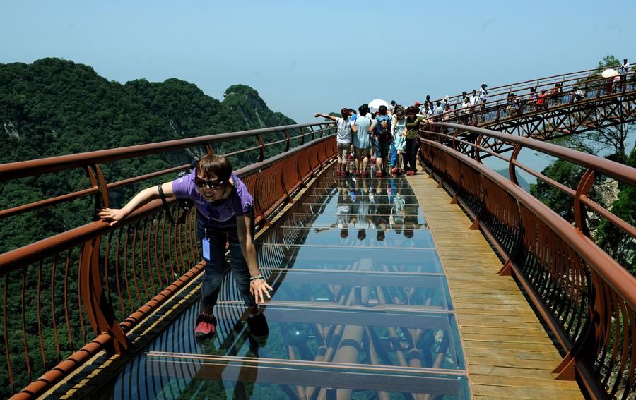 Glass pathway in Shaohuashan attracts tourists