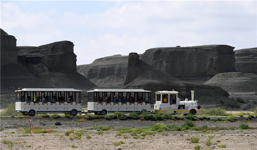 'Ghost city' in Xinjiang desert meets high season