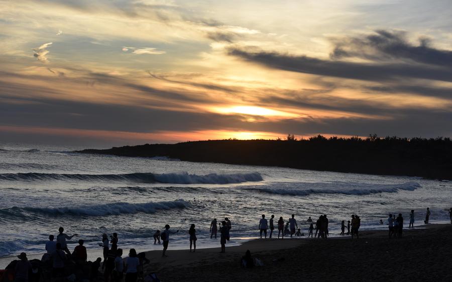 Kenting attracts visitors with charming scenery