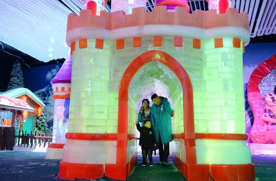 Tourists enjoy cool at ice paradise in Nanchang