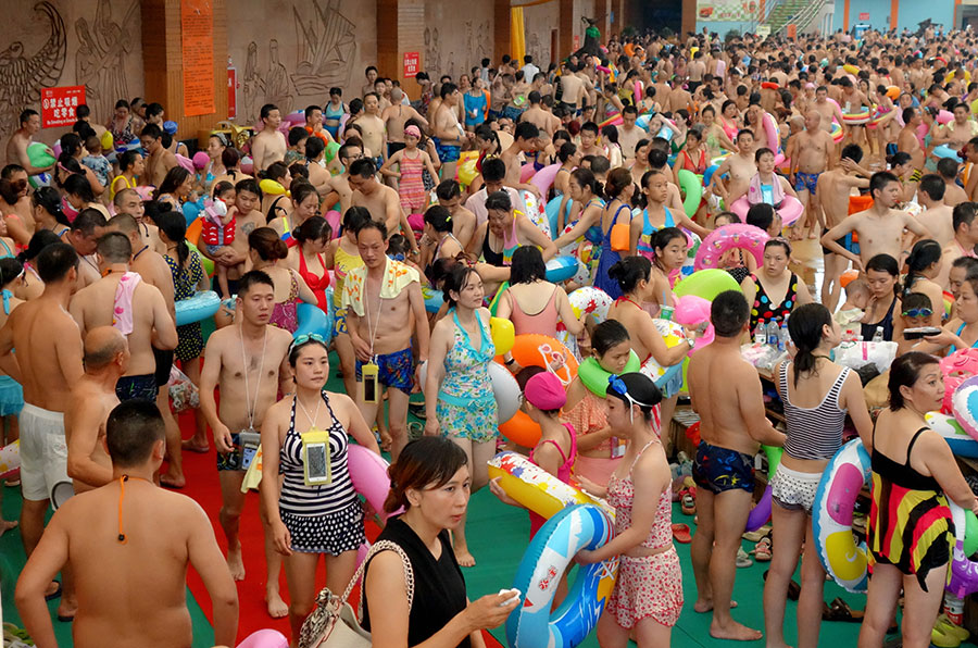 People flock to 'Dead sea' to avoid heat in Sichuan province