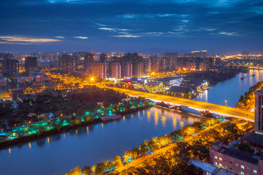 People enjoy night scenery in E China's Hangzhou