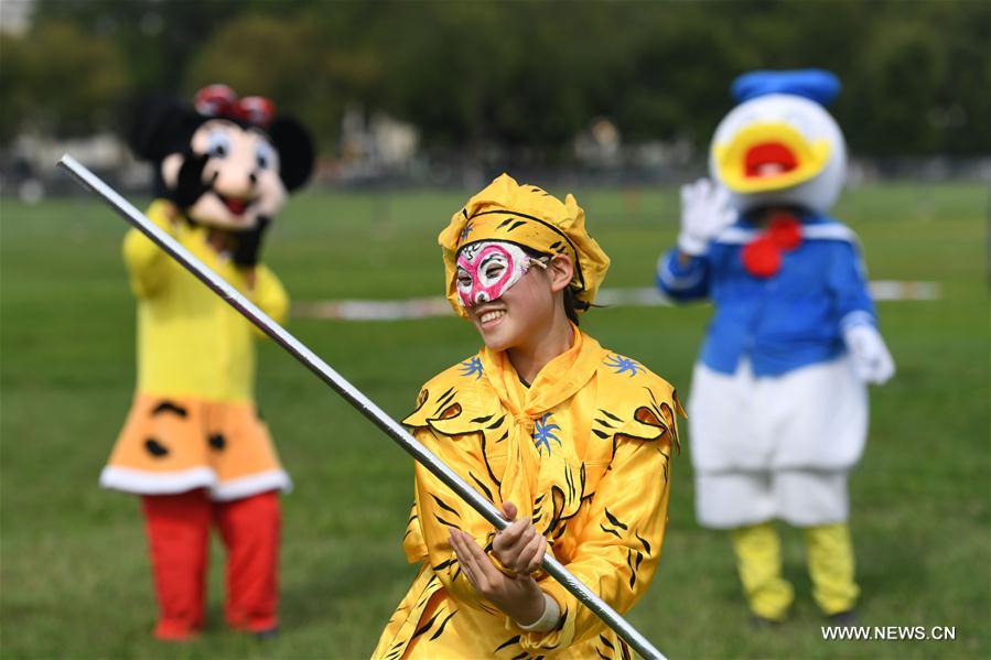 Massive flash mob held to mark China-US Tourism Year