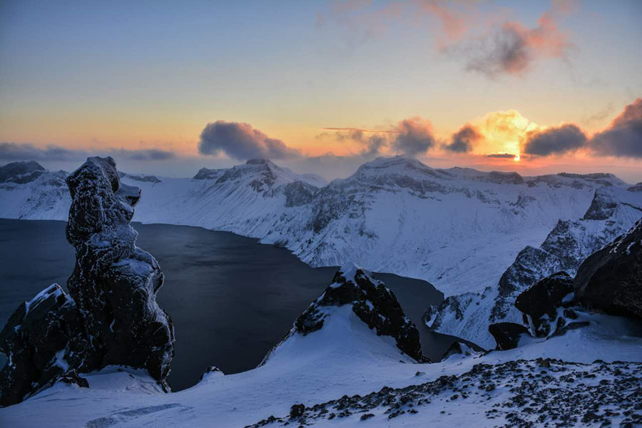 Tianchi Lake manifests cool beauty after first snowfall