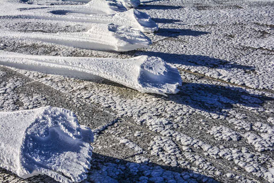 Tianchi Lake manifests cool beauty after first snowfall