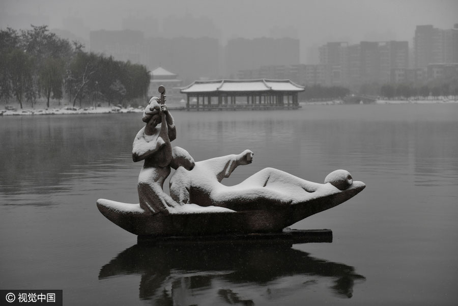 First snowfall blankets Xi'an