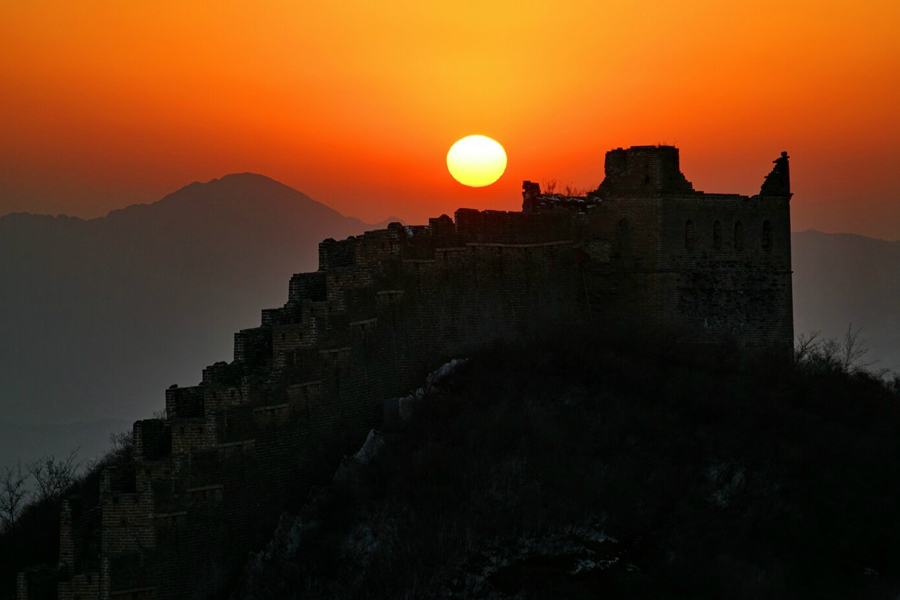 Wondrous winter sunrise and sunset at Jinshanling Great Wall