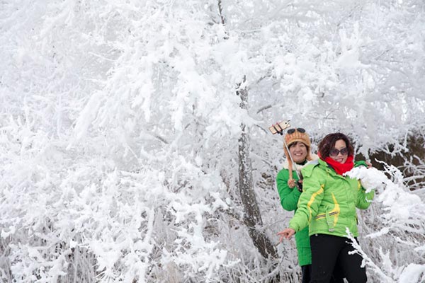 Tourists enjoy fairytale-like Wusong Island