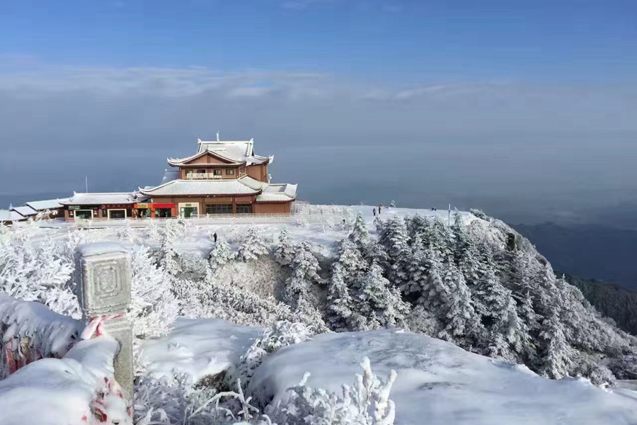 White snow turns Emei Mountain into a winter fairyland