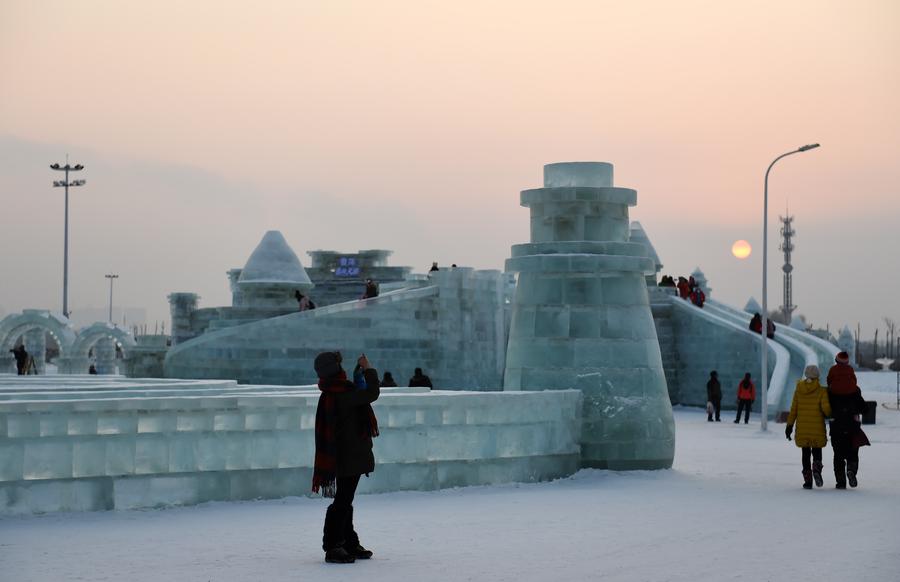 Harbin Ice and Snow World attracts tourists in Heilongjiang