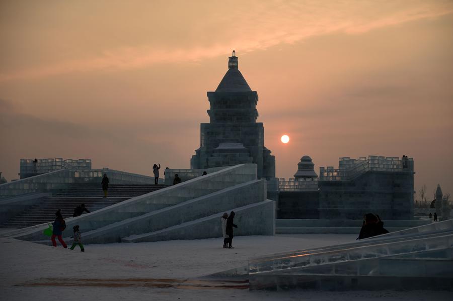 Harbin Ice and Snow World attracts tourists in Heilongjiang