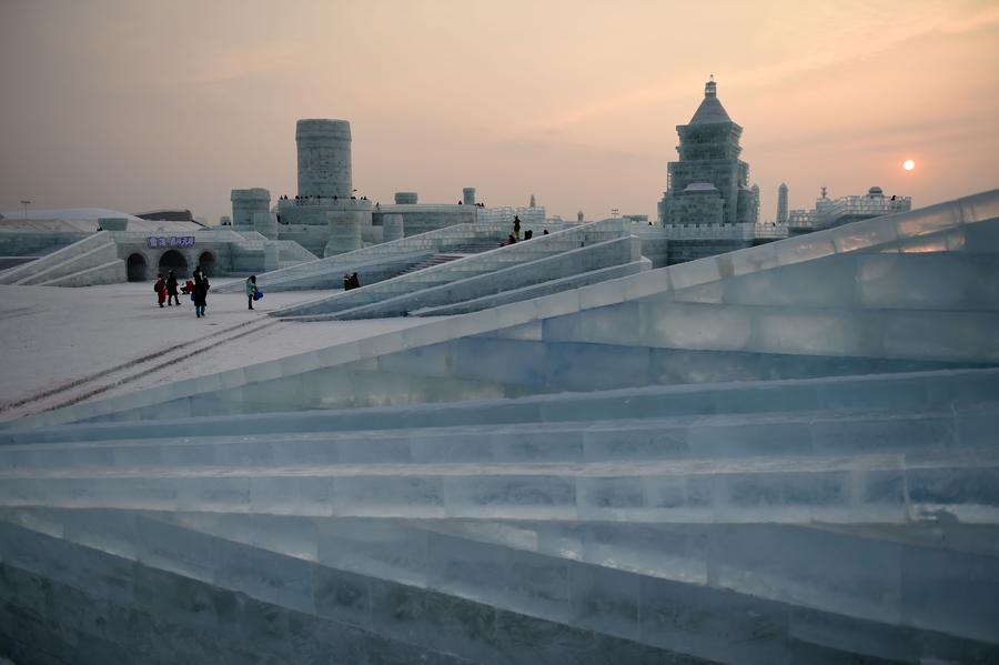 Harbin Ice and Snow World attracts tourists in Heilongjiang