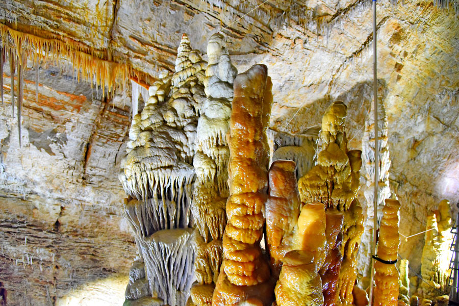 Amazing scenery of Xinglong Cave in Chengde