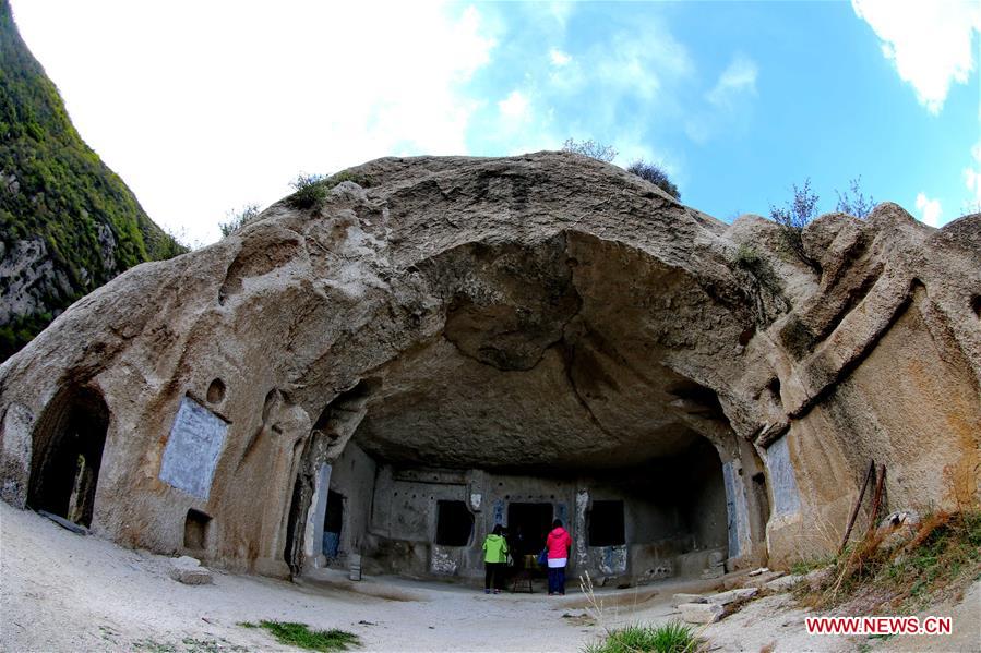 Tourists visit rock cave of Northern Wei Dynasty in N China's Hebei