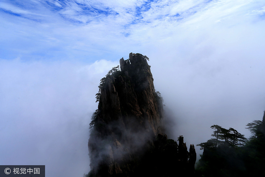 Spectacular sea of clouds at Huangshan Mountain