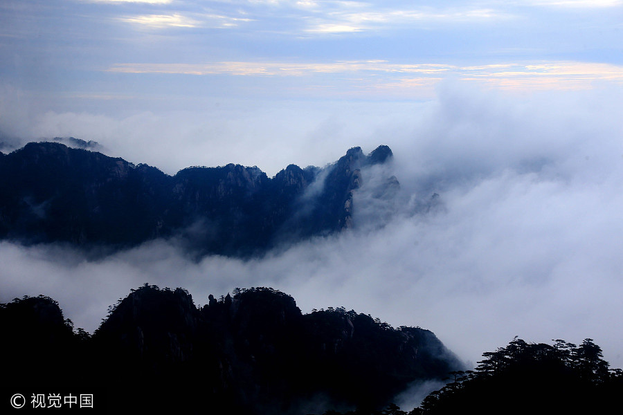 Spectacular sea of clouds at Huangshan Mountain
