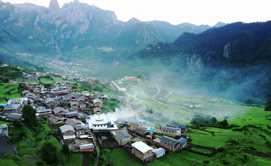 Scenery of Zhagana mountains featuring Tibetan-style villages[2]-  Chinadaily.com.cn