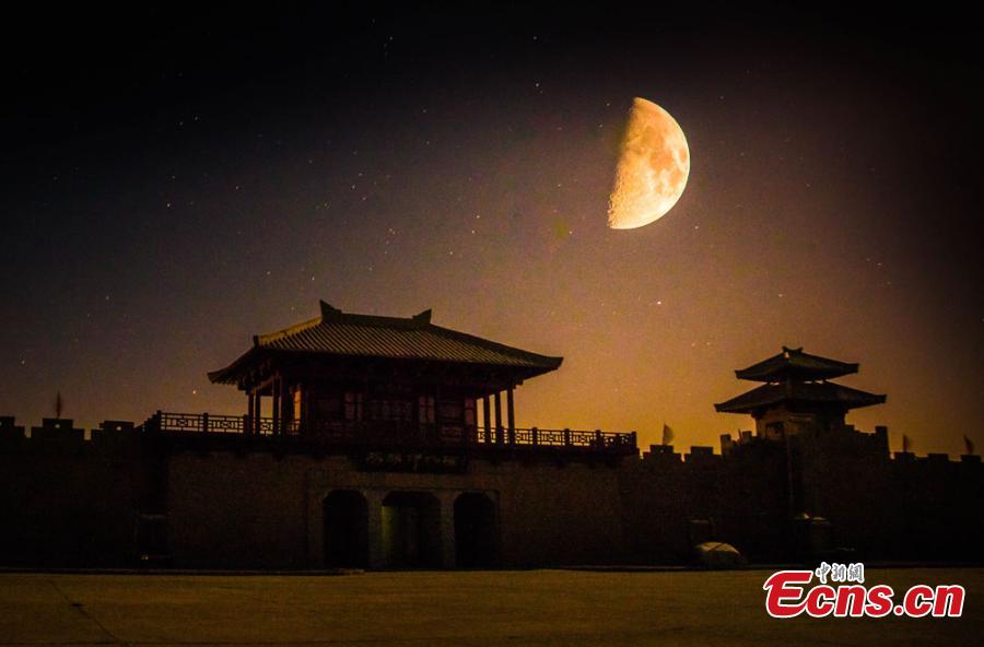 Starry sky creates fairyland in desert area of Dunhuang