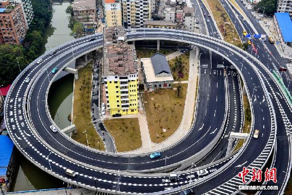 New highway encircles stubborn homeowners