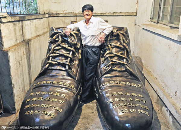 View of the comparison between the giant shoe and a normal shoe on display  in Shenyang city, northeast China's Liaoning province, 20 March 2017. A g  Stock Photo - Alamy